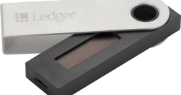 Ledger Nano S Vorderansicht leicht aufgeklappt