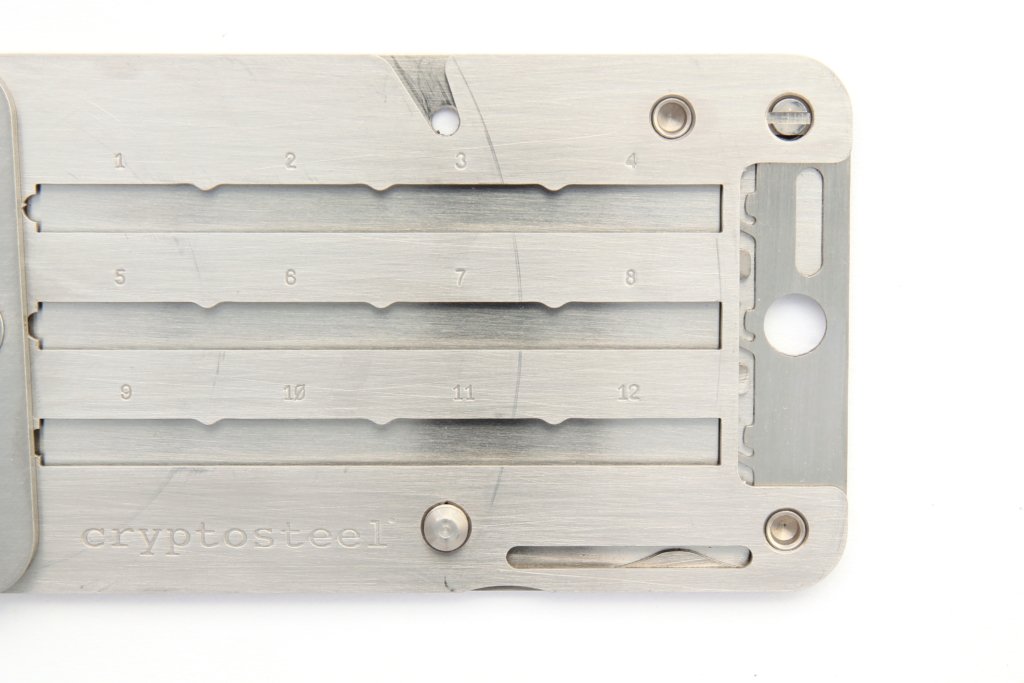 Cryptosteel Schraube öffnen