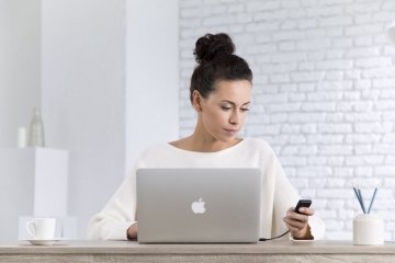 TREZOR T am Arbeitsplatz