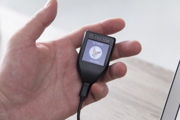 TREZOR T in der Hand