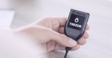 TREZOR in der Hand