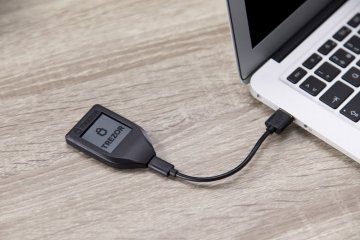 TREZOR T am Laptop